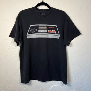 Nintendo NES Controller Graphic Tee Size L Retro Gamer Official License 2011